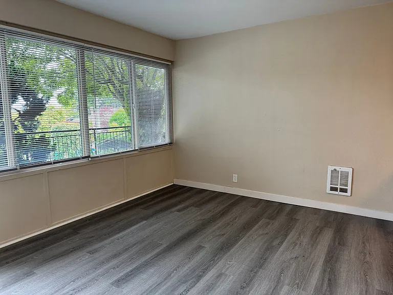 Prime location for walkable living near shops and restaurants! — Photo 3