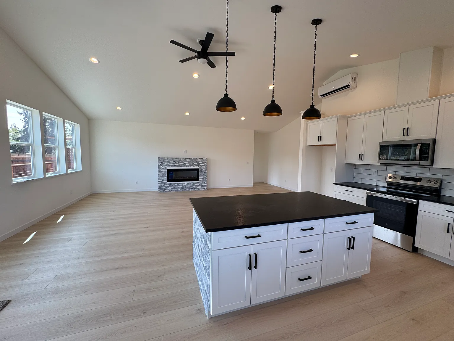 3 bed, 2000 sqft, $3,500 — Photo 2