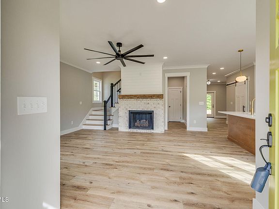 5th image of 105 Mitchell Creek Dr