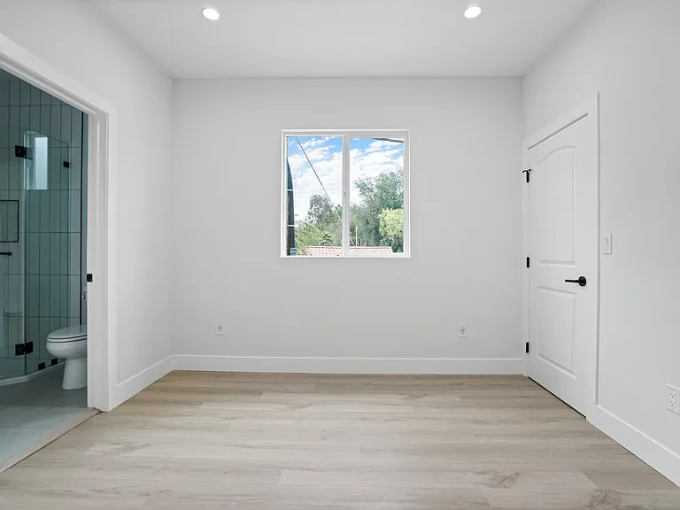 10900 Baird Ave — Photo 11