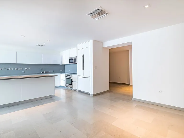 88 SW 7th St #1004 — Photo 41