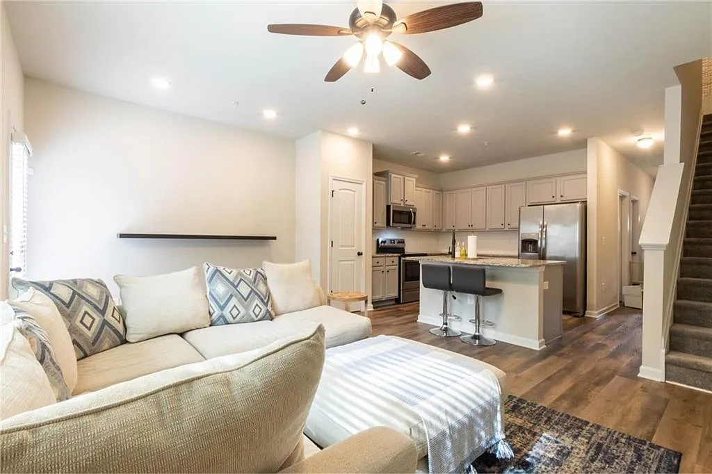 3 bed, 3.0 bath, 1564 sqft, $2,300 — Photo 3
