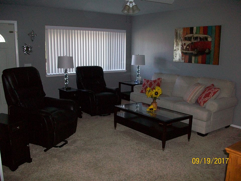 Living Room 17'6"x 14' 