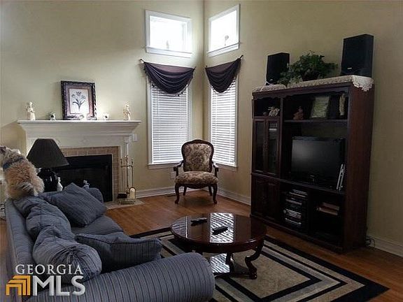 5th image of 207 Wooded Glen Ln