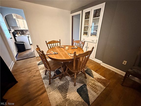 4th image of 221 W Wood St