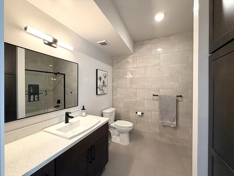 138 E — Photo 8