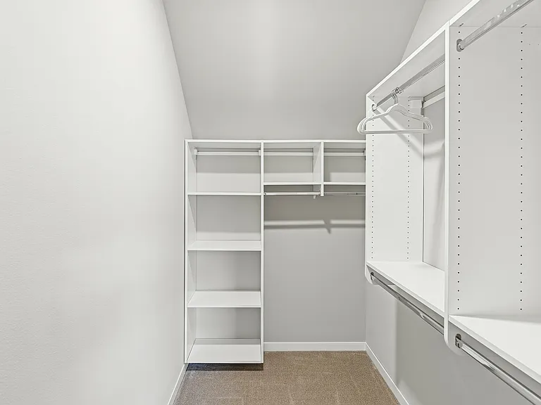 High Bluff Townhomes Walk-in Closet
