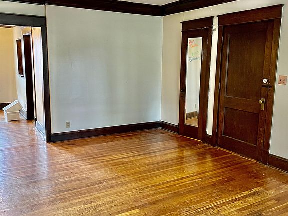 2nd image of 918-920 E 41st St #10562809