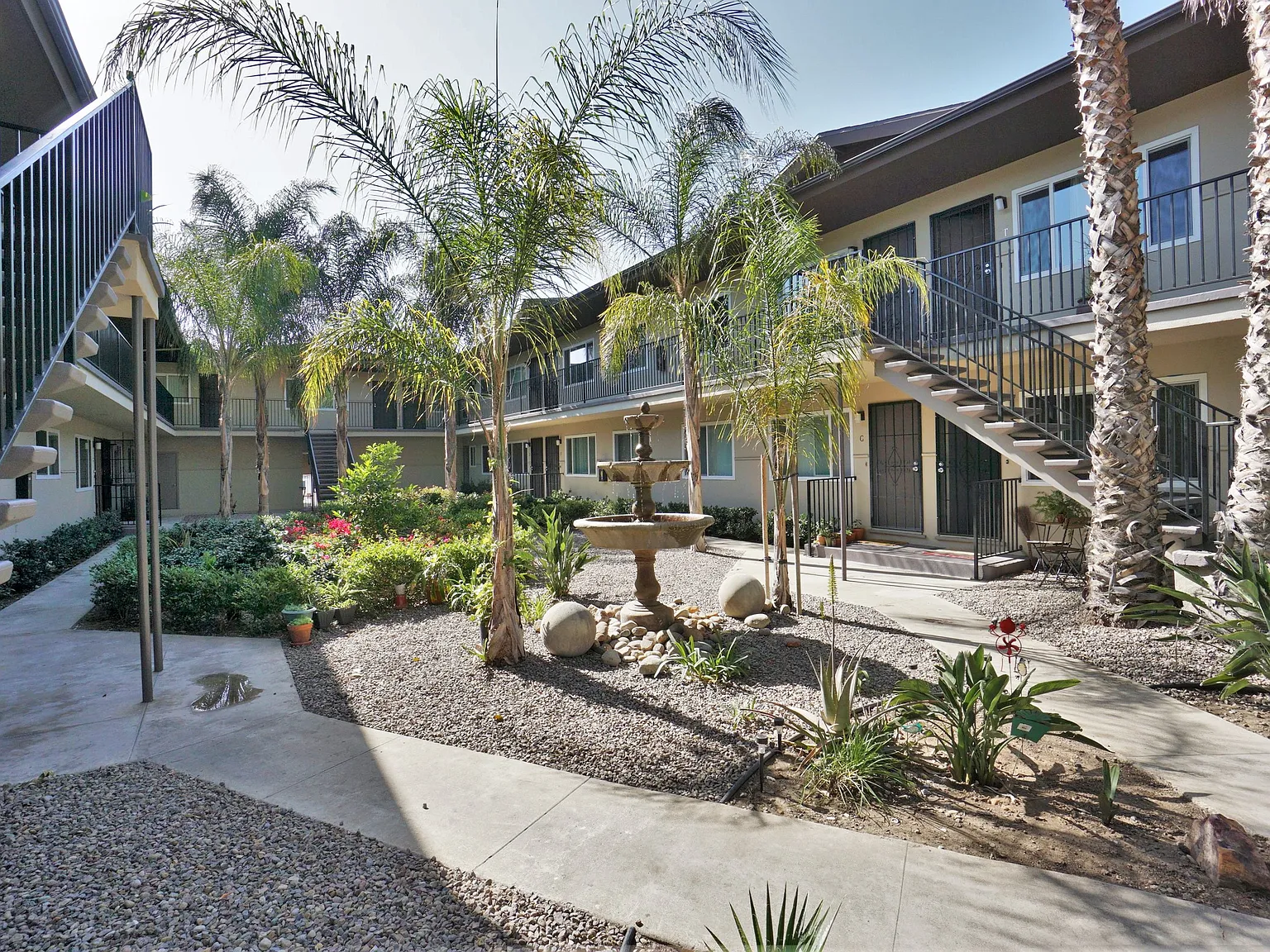 2 bed, 800 sqft, $2,300 — Photo 2