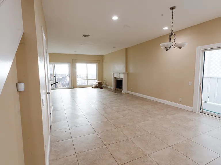 10933 Wellworth Ave #4 — Photo 15