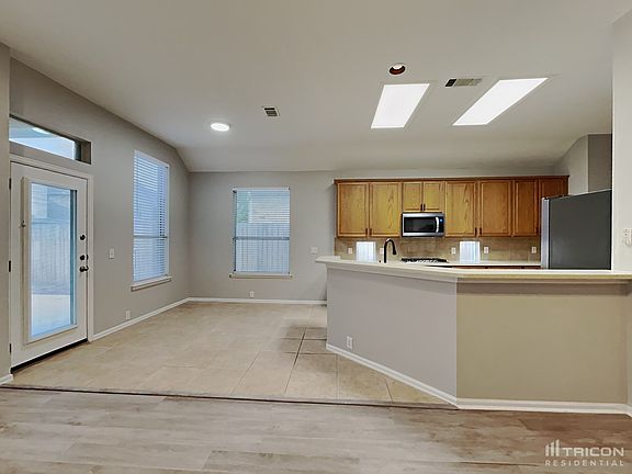 4th image of 2856 Maple Creek Dr