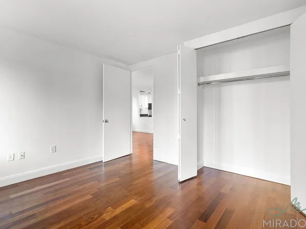 290 Third Avenue image 7 of 28