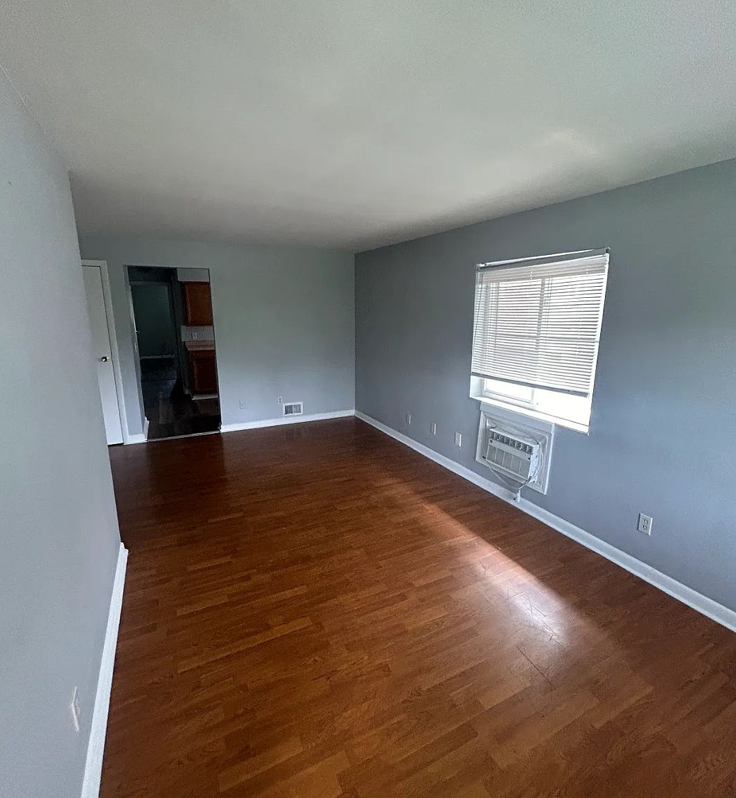 708 Oxford Ave — Photo 2