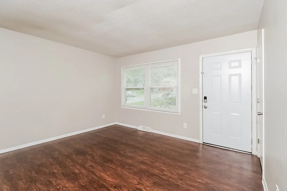 3 bed, 1.0 bath, 960 sqft, $1,575 — Photo 4