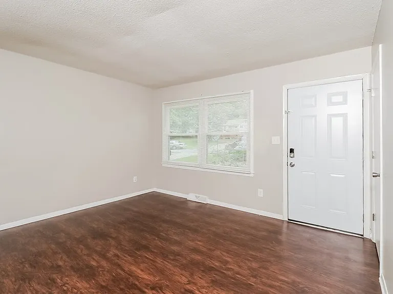 4121 Carlyle Dr — Photo 4