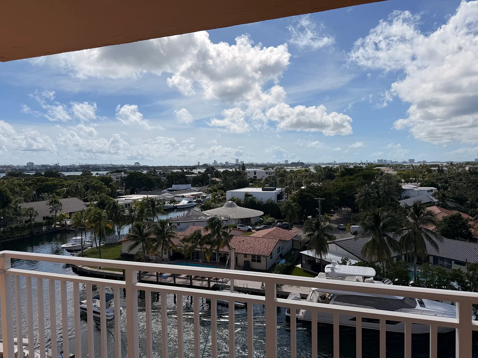 1 bed, 1.5 bath, 895 sqft, $2,000 — Photo 2