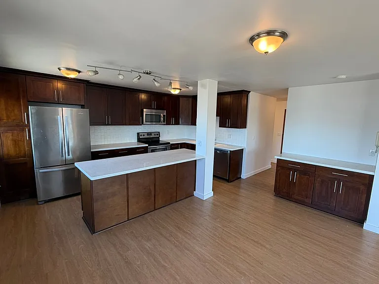 2210 Yale Ave E — Photo 2