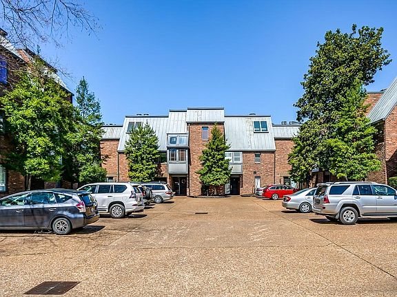 2nd image of 105 Hampton Pl Unit 105