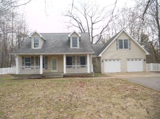 45 Tipperary Rd, Gladstone, MI 49837
