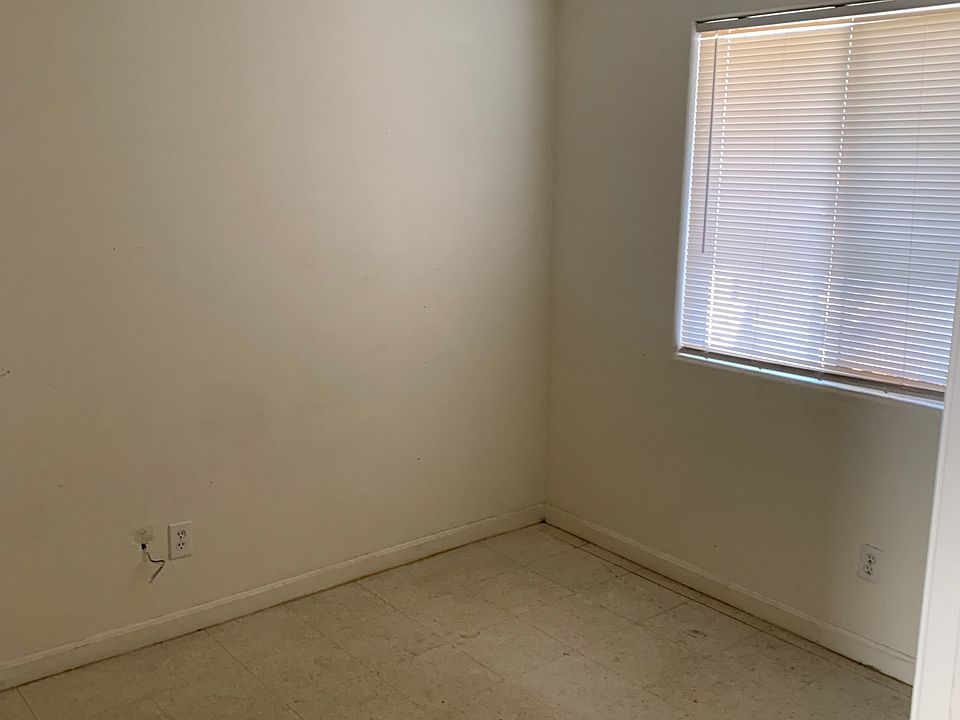 Building Photo 4