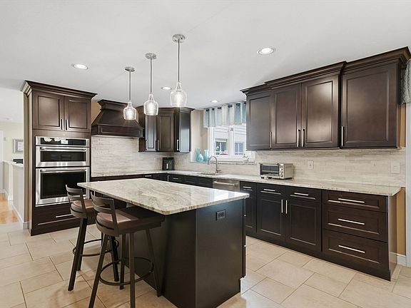 5th image of 26 Mill Pond Cir