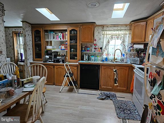 3rd image of 21 Vanessa Ave