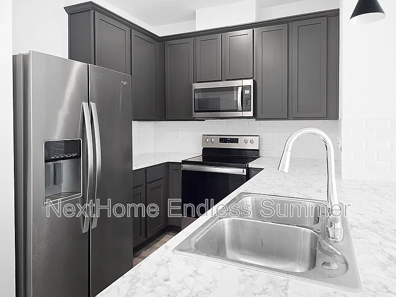 3 bed, 2.5 bath, 1354 sqft, $1,799 — Photo 2