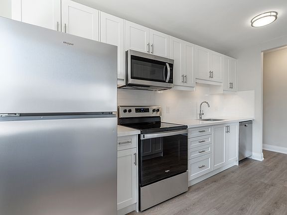 4th image of 160 Hughson St S #1330650