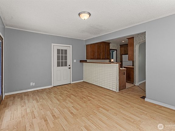 3rd image of 9059 Carkeek Drive S