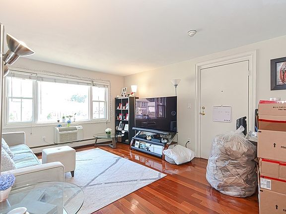 3rd image of 475-479 Sea St Unit 4