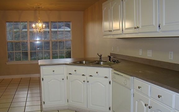 4th image of 500 Glenwood Cir