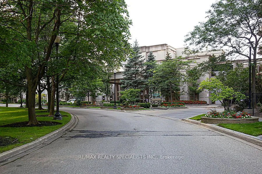 25 Kingsbridge Garden Cir — Photo 4