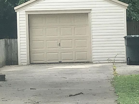 1 car detached garage does not have electric 