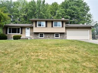 120 Country Green Dr, Youngstown, OH