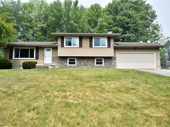 120 Country Green Dr, Youngstown, OH 44515