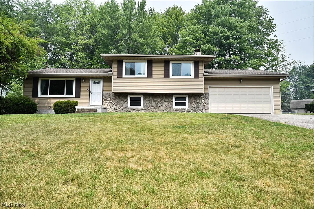 120 Country Green Dr photo 1