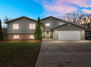 8441 Pleasant View Dr, Mounds View, MN 55112