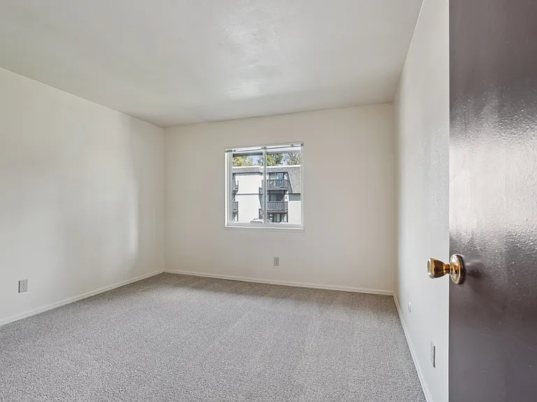 Aspenleaf Apartments — Photo 12