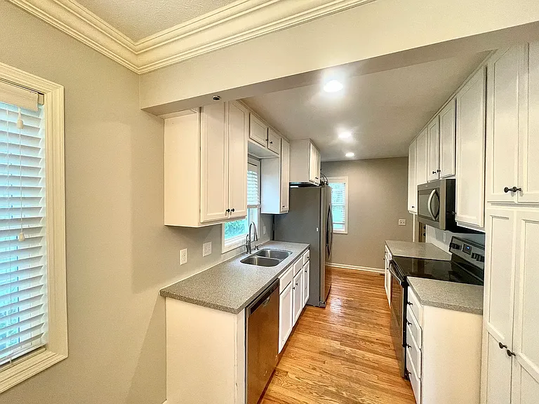 6464 William St — Photo 1