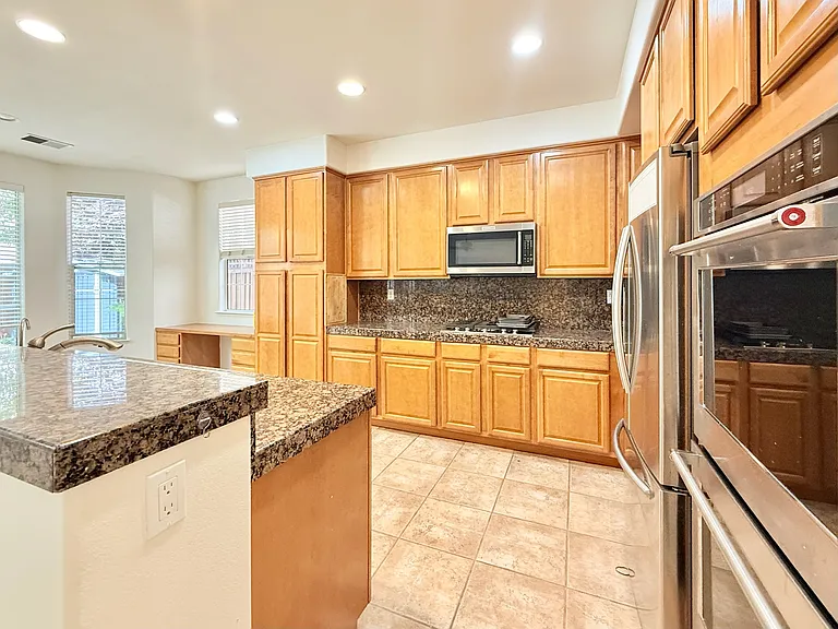 863 Dederick Ct — Photo 14