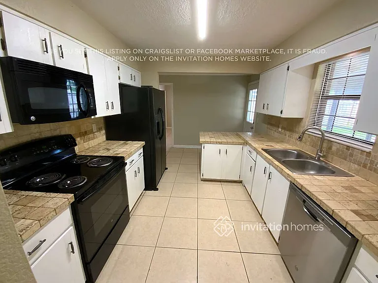 885 Rayston St — Photo 6