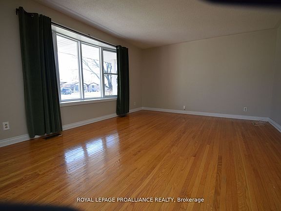 4th image of 8 Walden Cir