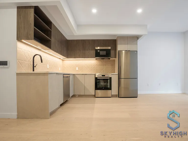 37-25 32nd St #5D — Photo 3