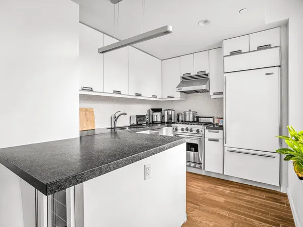 261 West 28th Street image 2 of 11