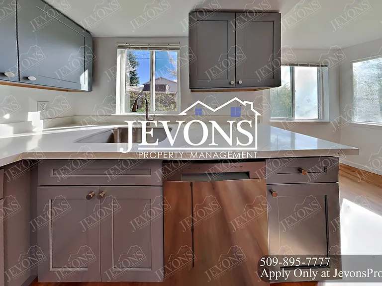 1722 E 56th St #2 — Photo 4