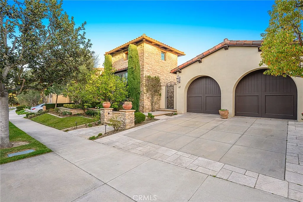 4 bed, 3.5 bath, 3854 sqft, $14,800 — Photo 1