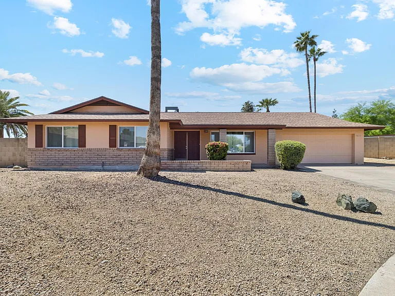 3039 W Glenn Dr — Photo 1