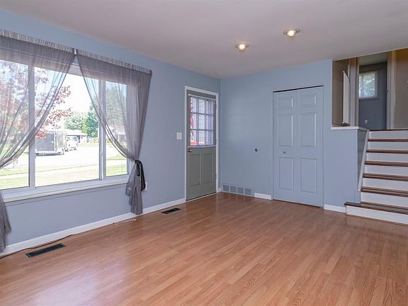 3rd image of 38557 Lawrence Ct