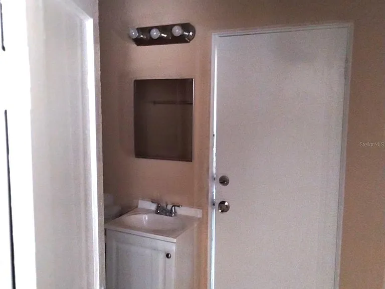 418 E Amelia Ave #D — Photo 15