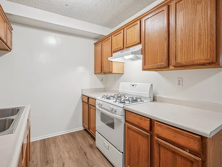 916 S. Carondelet St. — Photo 17